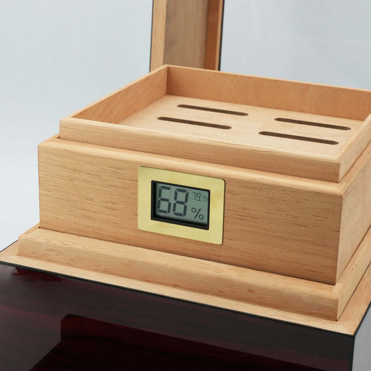 Großer Zigarrenschrank aus Zedernholz zur Präsentation